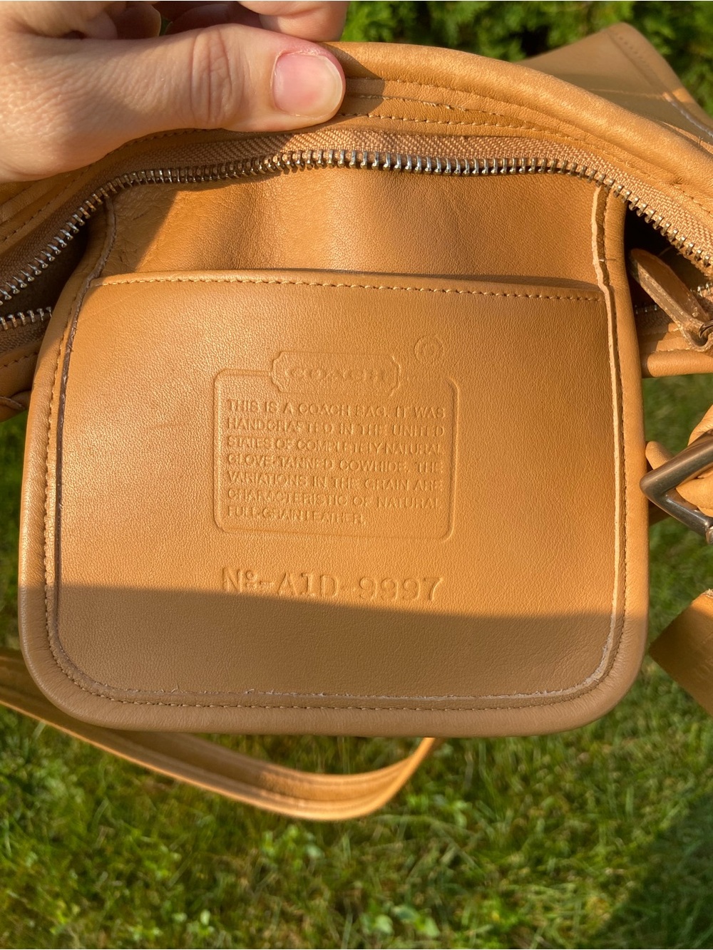 VINTAGE COACH BAG (RARE COLOR) - Picture 2 of 13